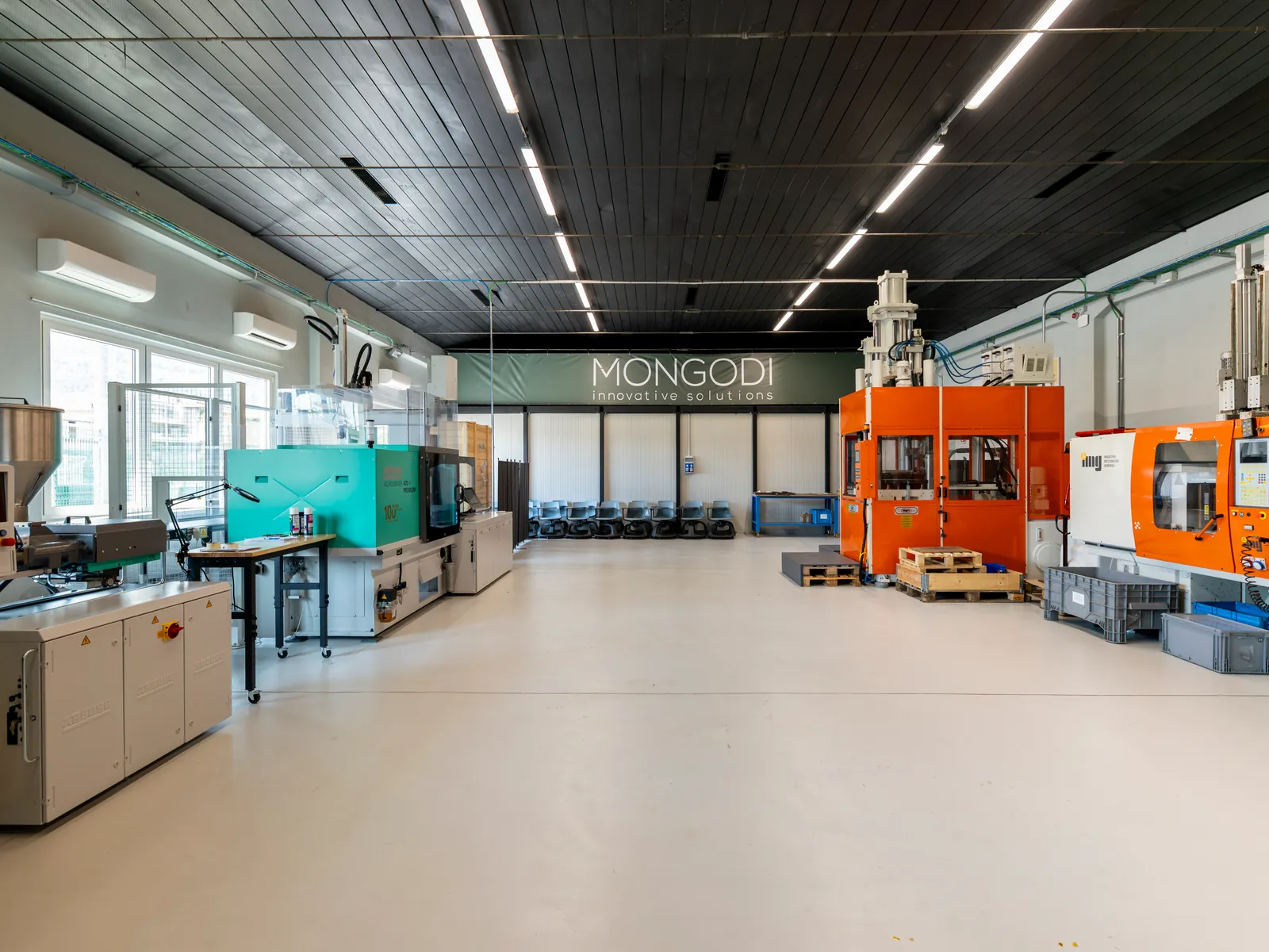 Laboratorio Training Point con presse e impianti industriali